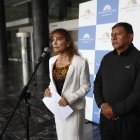 La legisladora Patricia Núñez y el padre de  la subteniente Aidita Ati, Gustavo Ati, en la Asamblea.