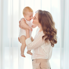 Una madre comparte un momento especial con su hijo en el Día de la Madre, celebrado cada segundo domingo de mayo.