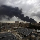 El humo se eleva sobre los edificios tras los ataques aéreos israelíes en Saná, Yemen, 06 de mayo de 2025.