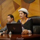 La alcaldesa de Ambato, Diana Caiza, en sesión del Concejo Municipal.