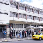 Afuera del centro de salud de Las Casas, una larga fila de personas esperaba por la vacuna. En la mañana entregaron 60 turnos y el ingreso era por grupos.