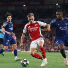 Willian Pacho (d) de PSG en la marca de un jugador de Arsenal en la semifinal de Champions League