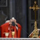 Una imagen proporcionada por los medios de comunicación del Vaticano muestra al cardenal Giovanni Battista Re oficiando una misa especial "Pro eligendo papa"