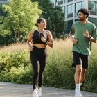 Ejercicios. Los estiramientos y la hidratación pueden prevenir lesiones cuando se corre una maratón.