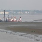 La draga junto a sedimentos en el río Guayas.