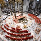 La misa "Pro eligendo pontifice", que oficia el decano del colegio cardenalicio, Giovanni Battista Re, comenzó este miércoles en la basílica de San Pedro.