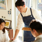 El gesto de ordenar la mesa en un restaurante es un reflejo de personalidad