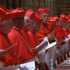 Una captura de pantalla tomada de un video difundido por los medios de comunicación del Vaticano muestra a los cardenales electores rezando en la Capilla Sixtina, donde comenzará el cónclave para la elección del nuevo papa, en el Vaticano.