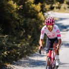 Richard Carapaz con el uniforme que estrenará en el Giro de Italia 2025.

Team partners: Free to use images from Harry Talbot in creative web or social media content digitally. Photo credit must be given to Harry Talbot (Instagram: @visualsofharry). For use in print or advertising, please contact: marketing.procycling@ef.com

Media: Free to use up to three images per feature from Harry Talbot for digital, editorial use. Photo credit must be given to Harry Talbot (Instagram: @visualsofharry). For use in print or advertising, please contact: press.procycling@ef.com
