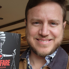 Augusto Verduga, en enero 2025, mostraba el libro sobre Lawfare de su hermano, Abraham. Hoy dice que su casa Ligados es un manual de lawfare.