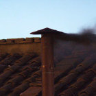 El humo negro marcó el final del primer día del cónclave.