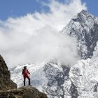 El montañero Szilard Suhajda admira las vistas durante su ruta al campamento base de Namche Bazaar, en Nepal, el 5 de abril de 2017.