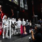 El youtuber Jimmy Zhang (derecha) está de pie en el escenario con un séquito disfrazado de esperma en el pesaje preliminar de la competencia de Sperm Racing en Los Ángeles, el 25 de abril de 2025.