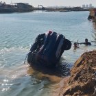 El carro accidentado cuando fue sacado del agua.