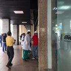 Un grupo de jubilados reclaman en el edificio del BIESS, el robo de sus datos personales para sacar préstamos en esa institución.