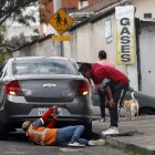 En los exteriores del centro de revisión de La Florida hay negocios que ofertan el servicio de mecánica.