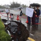 Protesta. Vecinos pidieron la intervención de las autoridades en un tramo de la calle Bárbara Alfaro, que colapsó tras las fuertes precipitaciones.