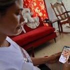 Lamento. Heidy Sánchez, madre de la bebé, muestra una fotografía de su hija de 17 meses.
