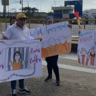 Los familiares de los presos de la cárcel La Roca, en Guayaquil, realizaron un plantón para pedir que se permitan las visitas a los internos.