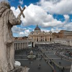 Fieles se reunieron en la Plaza de San Pedro a la espera de la fumata blanca que anunciará al sucesor del papa Francisco.