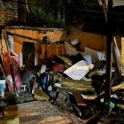 Debido a las fuertes lluvias en el sur de Quito, un muro colapsó sobre tres casas en el sector de La Ferroviaria