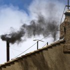El humo negro sale de la chimenea situada encima de la Capilla Sixtina, en el segundo día del cónclave para elegir un nuevo papa, en la Ciudad del Vaticano, el 8 de mayo de 2025.
