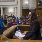 La ministra de Economía ucraniana, Yulia Svyrydenko, pronuncia su discurso para ratificar acuerdo sobre minerales en el Parlamento en Kiev.