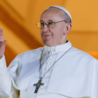 El papa Francisco saluda desde el balcón central de la Basílica de San Pedro tras ser elegido en 2013, marcando el inicio de un pontificado histórico para América Latina.