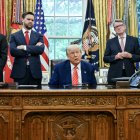 El presidente de Estados Unidos, Donald Trump, hace un anuncio comercial con Londres mientras el secretario de Comercio de Estados Unidos, Howard Lutnick.