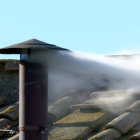 La tradicional fumata blanca emerge de la Capilla Sixtina, señal de que hay nuevo papa.