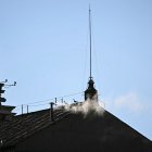 Foto muestra humo blanco saliendo de la chimenea de la Capilla Sixtina, lo que indica que los cardenales eligieron un nuevo Papa durante su cónclave en el Vaticano el 8 de mayo de 2025.
