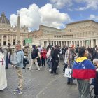 Unas 11.000 personas se congregaron este jueves en la plaza de San Pedro del Vaticano.