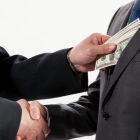 Dos exfuncionarios del IESS fueron llamados a juicio.