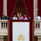 El recién elegido Papa León XIV habla desde la logia central de la Basílica de San Pedro, Ciudad del Vaticano.