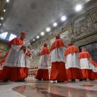Cardenales reunidos durante el cónclave en la capilla Sixtina en la Ciudad del Vaticano.