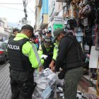 En un local del centro de Tumbaco se decomisaron las mascarillas.