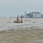 Las operaciones de la draga en el río Guayas fueron suspendidas el 15 de abril pasado. Este jueves 8 de mayo, la maquinaria aún se mantenía cerca del islote.