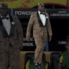 Con moño negro y un traje de leopardo, Segundo Castillo dirigió con estilo el partido ante River Plate.