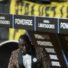 El técnico Segundo Castillo se vistió de animal print en el duelo de Barcelona ante River Plate