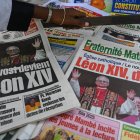 Periódicos locales del Vaticano, sus portadas con titulares e imágenes que anuncian al recién elegido Papa León XIV.
