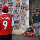 Cerca de la catedral de Chiclayo, un hombre observa los periódicos con la noticia del papa recién electo.