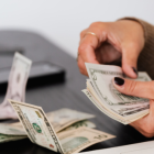 El monto base es de $ 55 mensuales, pero puede variar según el tipo de bono asignado.