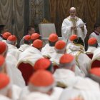 El papa León XIV celebrando misa con los cardenales electores en la Capilla Sixtina en la Ciudad del Vaticano.