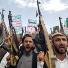 Simpatizantes hutíes gritan consignas y levantan sus armas durante una protesta contra Estados Unidos e Israel en Saná, Yemen, 09 de mayo de 2025.