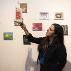 La muestra reúne piezas de cuarenta artistas de Ecuador, Perú y Colombia.