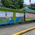 Reclamo. Los trabajadores llenaron de letreros los alrededores.