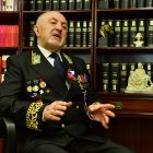 El embajador de Rusia en Ecuador cumple cuatro décadas en el servicio diplomático ruso. Ha trabajado en Bolivia, Rumania, Cuba, Kazajistán. Las medallas que luce en su uniforme son reconocimientos de su país y de los países donde se ha desempeñado como diplomático, en agradecimiento a su trabajo.