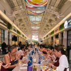 Pintar. Una de las actividades artísticas donde las madres e hijas pintan juntas y celebran.