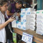 Operativo. Las autoridades revisan las mascarillas en Guayaquil.