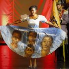 El vestido de la asambleísta fue realizado por artistas esmeraldeños.